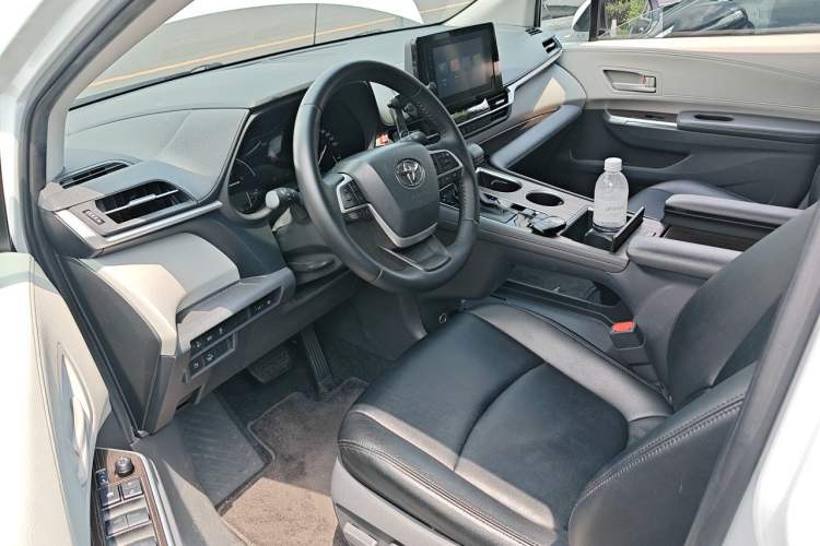 Used Toyota SIENNA 2023 2.5L Hybrid Comfort Edition Driver Seat