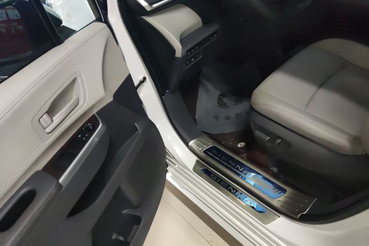 Used Toyota SIENNA 2023 2.5L Hybrid Comfort Edition Driver Seat