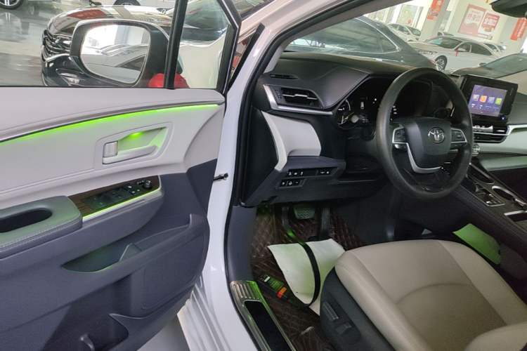 Used Toyota SIENNA 2023 2.5L Hybrid Comfort Edition Driver Seat