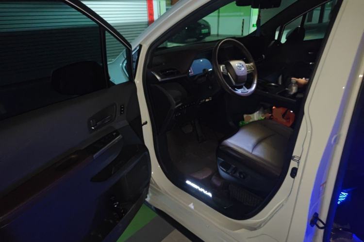Used Toyota SIENNA 2023 2.5L Hybrid Platinum Edition Driver Seat