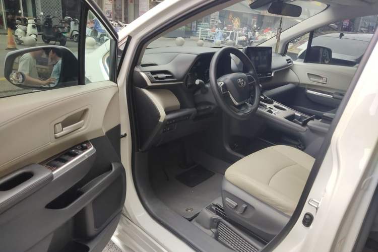 Used Toyota SIENNA 2023 2.5L Hybrid Comfort Edition Driver Seat