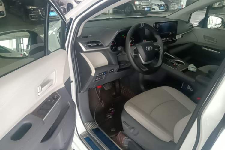 Used Toyota SIENNA 2023 2.5L Hybrid Comfort Edition Driver Seat