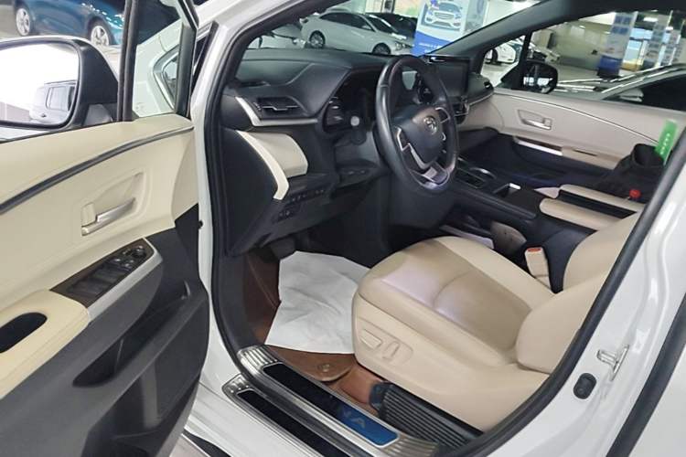 Used Toyota SIENNA 2023 2.5L Hybrid Luxury Edition Driver Seat