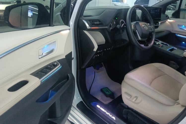 Used Toyota SIENNA 2023 2.5L Hybrid Deluxe Edition Driver Seat