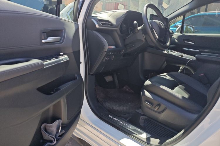 Used Toyota SIENNA 2023 2.5L Hybrid Deluxe Edition Driver Seat