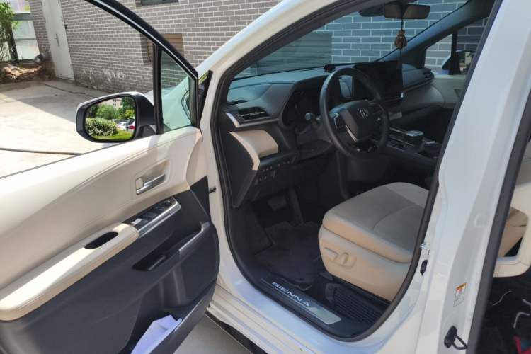 Used Toyota SIENNA 2023 2.5L Hybrid Deluxe Edition Driver Seat