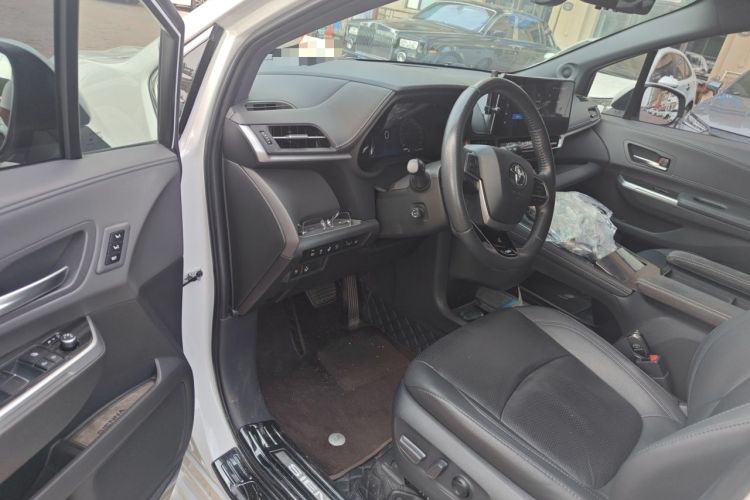 Used Toyota SIENNA 2023 2.5L Hybrid Platinum Edition Driver Seat