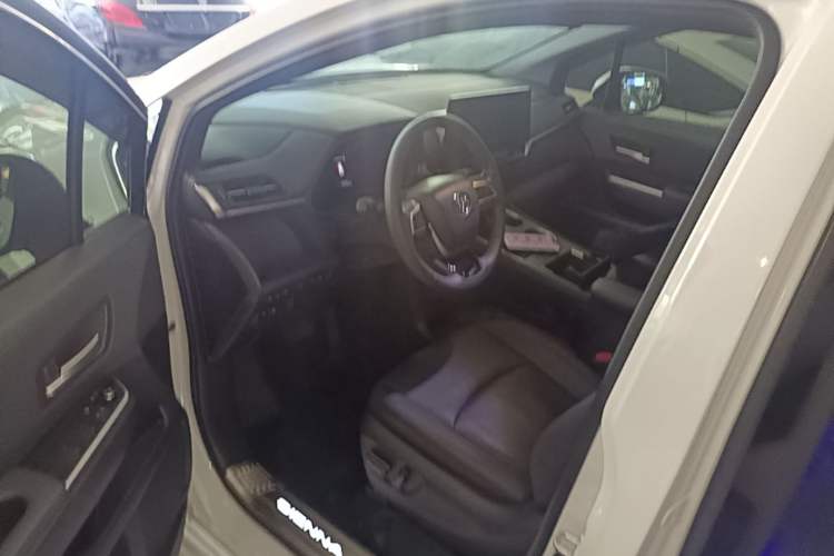 Used Toyota SIENNA 2023 2.5L Hybrid Deluxe Edition Driver Seat