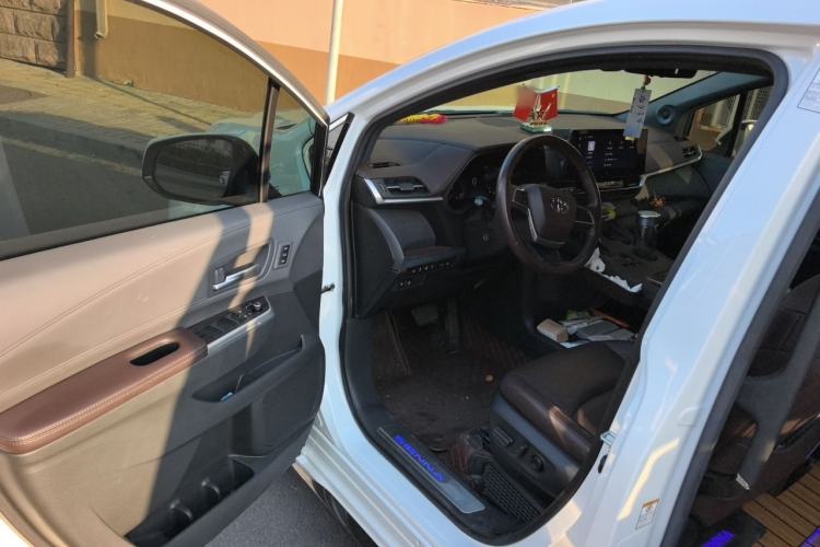 Used Toyota SIENNA 2023 2.5L Hybrid Platinum Edition Driver Seat