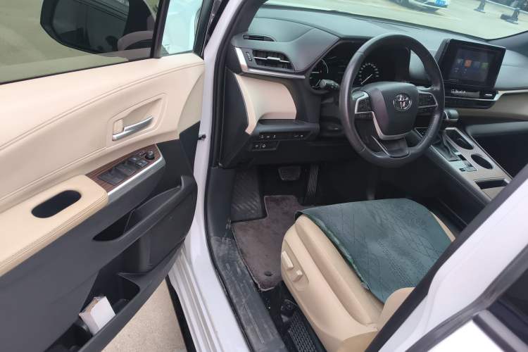 Used Toyota SIENNA 2023 2.5L Hybrid Luxury Edition Driver Seat