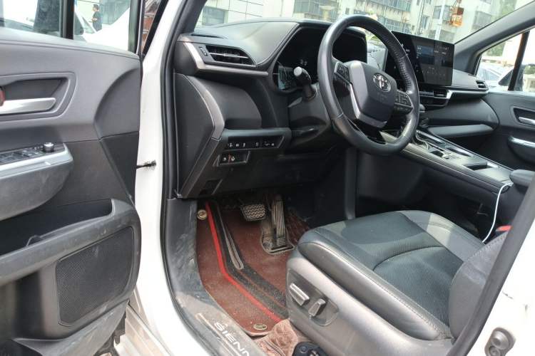 Used Toyota SIENNA 2023 2.5L Hybrid Deluxe Edition Driver Seat