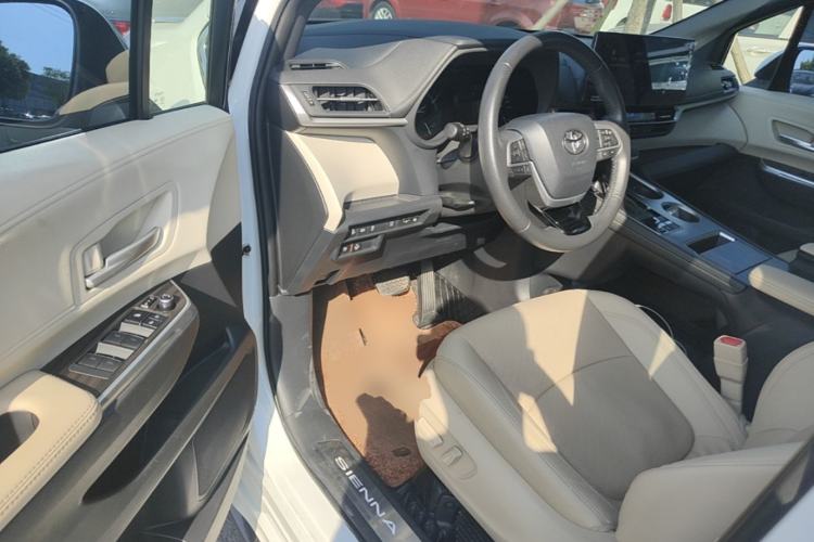 Used Toyota SIENNA 2023 2.5L Hybrid Deluxe Edition Driver Seat