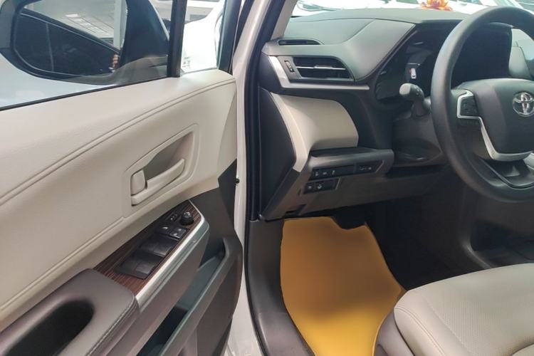 Used Toyota SIENNA 2023 2.5L Hybrid Comfort Edition Driver Seat