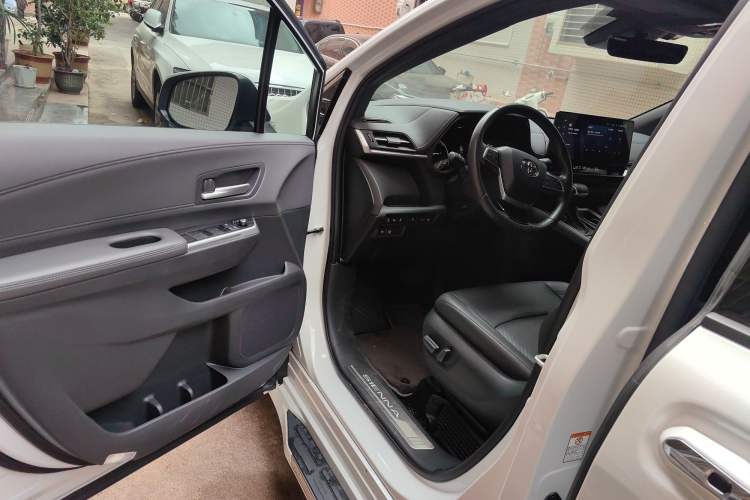 Used Toyota SIENNA 2023 2.5L Hybrid Deluxe Edition Driver Seat
