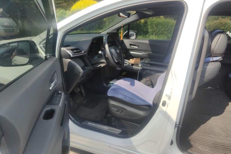 Used Toyota SIENNA 2023 2.5L Hybrid Deluxe Edition Driver Seat