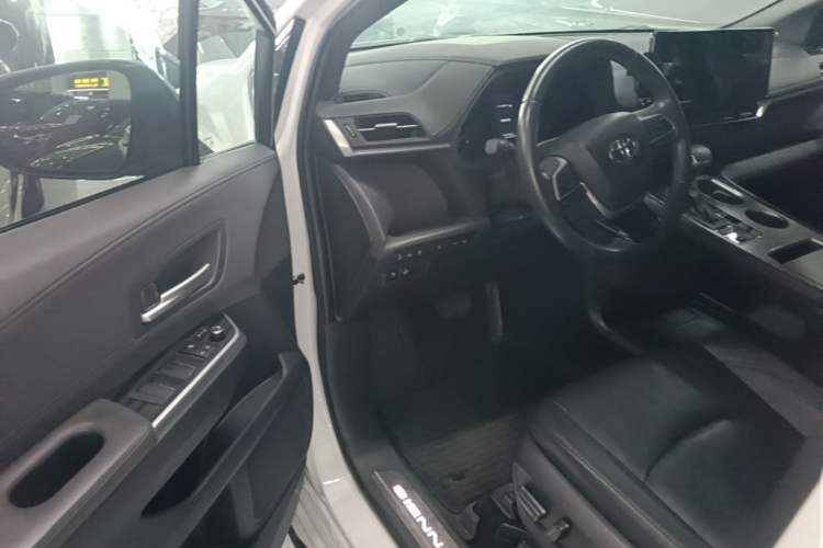 Used Toyota SIENNA 2023 2.5L Hybrid Deluxe Edition Driver Seat