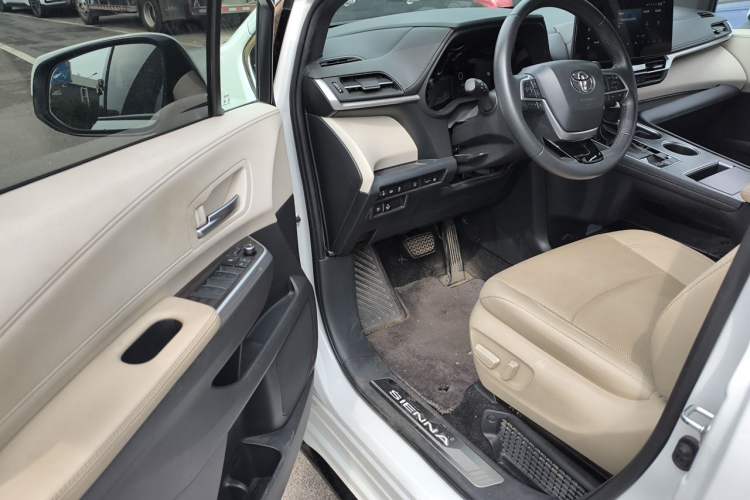 Used Toyota SIENNA 2023 2.5L Hybrid Ultimate Edition Driver Seat