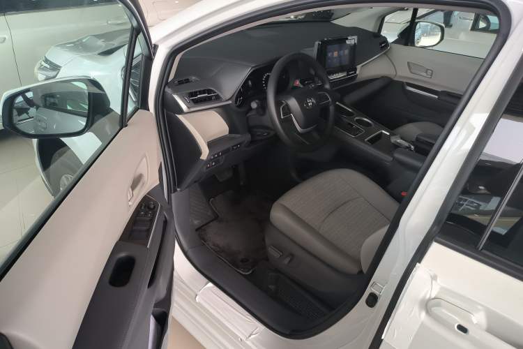 Used Toyota SIENNA 2023 2.5L Hybrid Comfort Edition Driver Seat