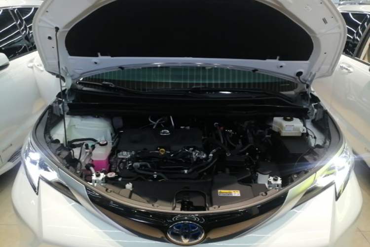 Used Toyota SIENNA 2023 2.5L Hybrid Deluxe Edition Engine Bay