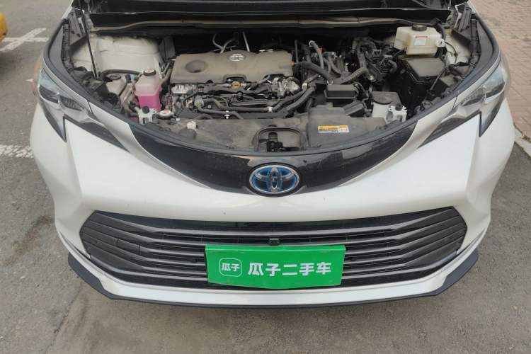 Used Toyota SIENNA 2023 2.5L Hybrid Deluxe Edition Engine Bay