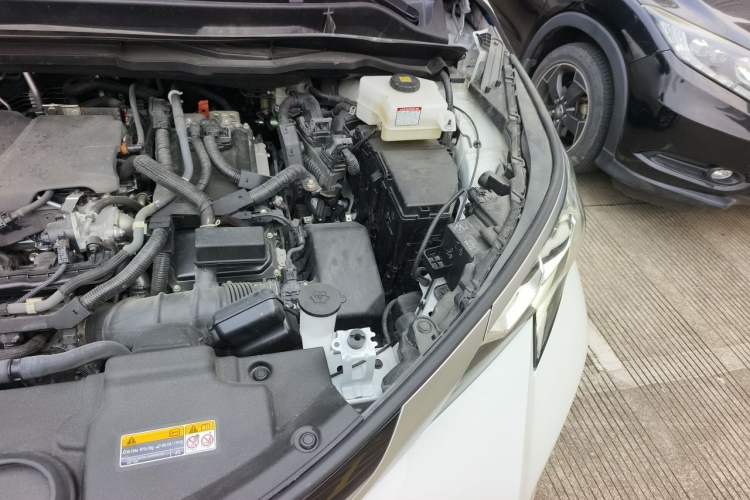 Used Toyota SIENNA 2023 2.5L Hybrid Deluxe Edition Engine Bay Left