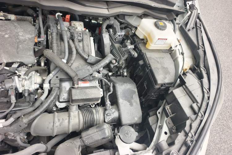 Used Toyota SIENNA 2023 2.5L Hybrid Platinum Edition Engine Bay Left