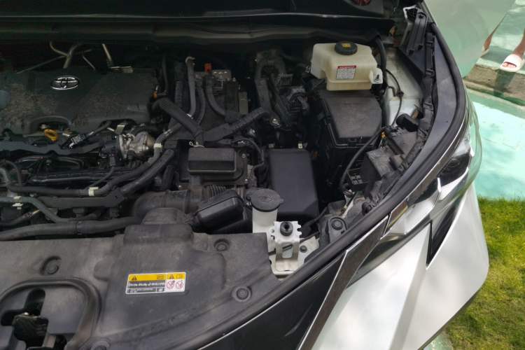 Used Toyota SIENNA 2023 2.5L Hybrid Comfort Edition Engine Bay Left