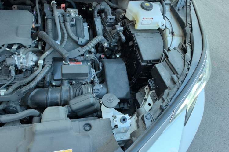 Used Toyota SIENNA 2023 2.5L Hybrid Platinum Edition Engine Bay Left