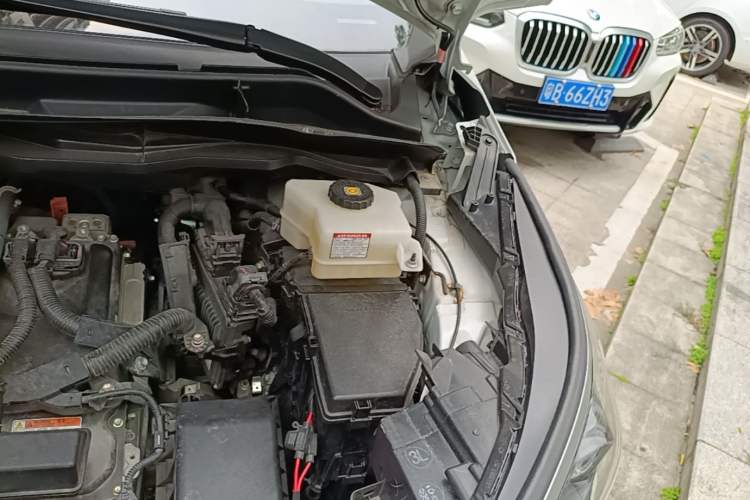 Used Toyota SIENNA 2023 2.5L Hybrid Platinum Edition Engine Bay Left