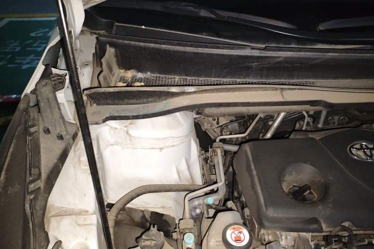 Used Toyota SIENNA 2023 2.5L Hybrid Deluxe Edition Engine Bay Right