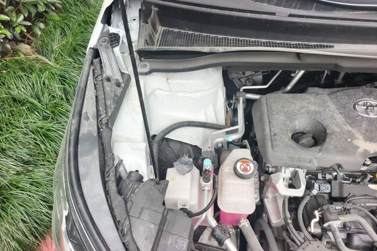 Used Toyota SIENNA 2023 2.5L Hybrid Platinum Edition Engine Bay Right