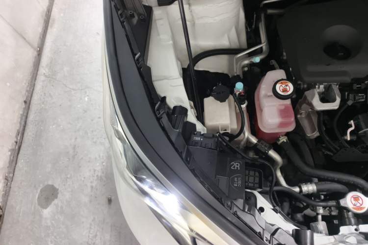 Used Toyota SIENNA 2023 2.5L Hybrid Deluxe Edition Engine Bay Right