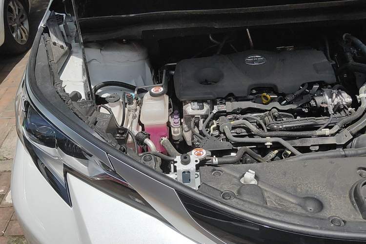 Used Toyota SIENNA 2023 2.5L Hybrid Deluxe Edition Engine Bay Right