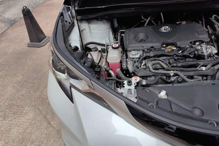 Used Toyota SIENNA 2023 2.5L Hybrid Deluxe Edition Engine Bay Right
