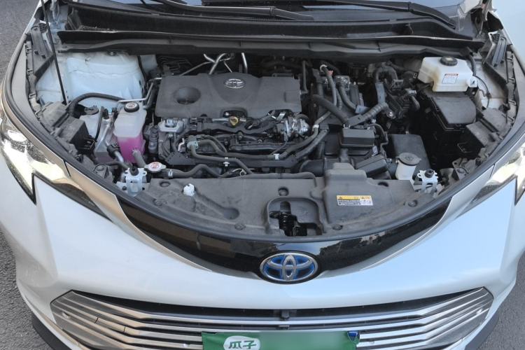 Used Toyota SIENNA 2023 2.5L Hybrid Platinum Edition Engine Bay