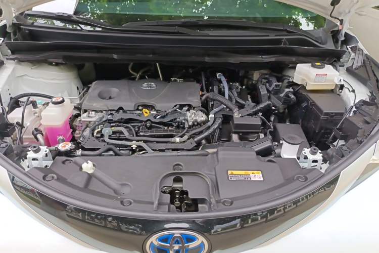 Used Toyota SIENNA 2023 2.5L Hybrid Deluxe Edition Engine Bay