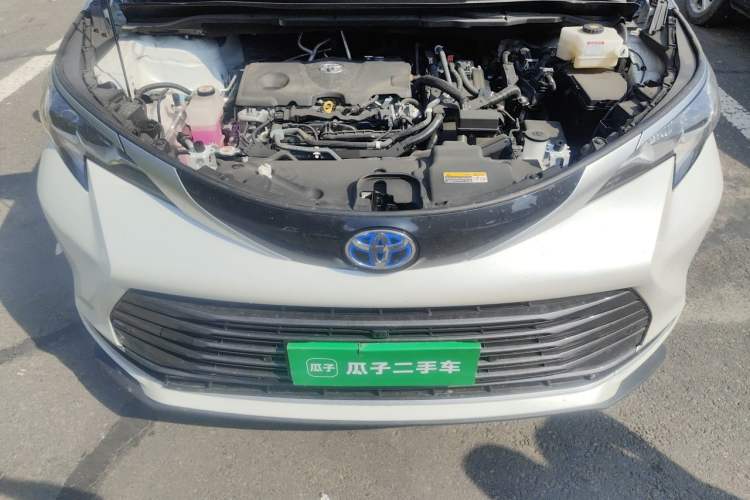 Used Toyota SIENNA 2023 2.5L Hybrid Deluxe Edition Engine Bay