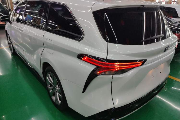 Used Toyota SIENNA 2023 2.5L Hybrid Deluxe Edition Exterior 2