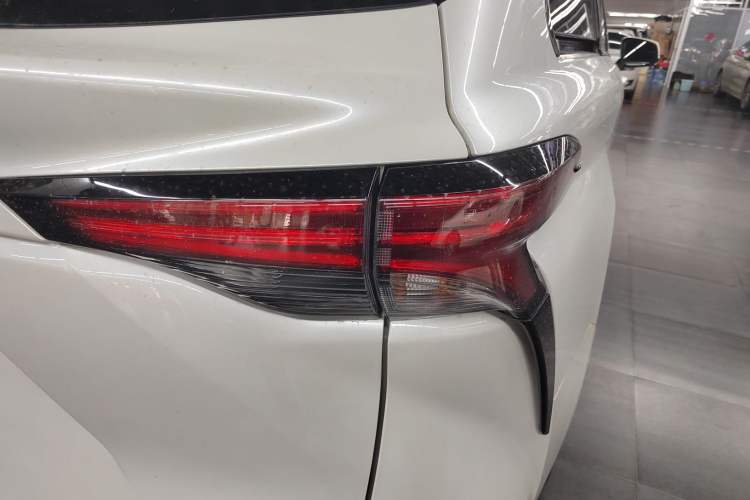 Used Toyota SIENNA 2023 2.5L Hybrid Platinum Edition Exterior 2