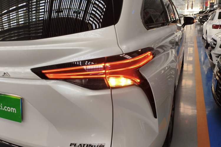 Used Toyota SIENNA 2023 2.5L Hybrid Platinum Edition Exterior 3