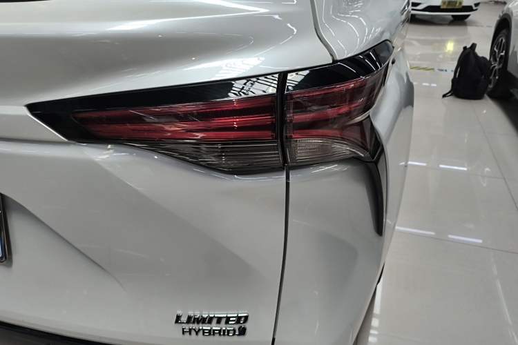 Used Toyota SIENNA 2023 2.5L Hybrid Deluxe Edition Exterior 3