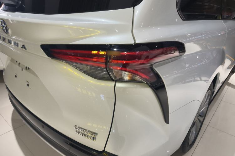 Used Toyota SIENNA 2023 2.5L Hybrid Deluxe Edition Exterior 3
