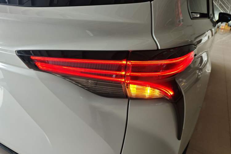 Used Toyota SIENNA 2023 2.5L Hybrid Deluxe Edition Exterior 3