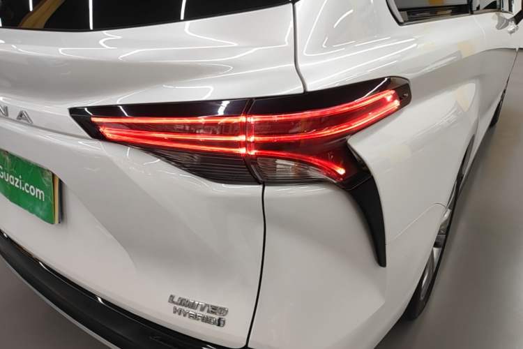 Used Toyota SIENNA 2023 2.5L Hybrid Deluxe Edition Exterior 3