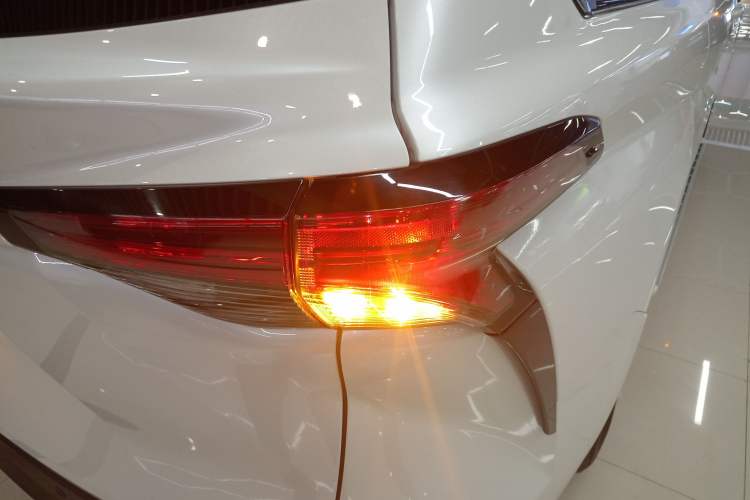 Used Toyota SIENNA 2023 2.5L Hybrid Comfort Edition Exterior 3