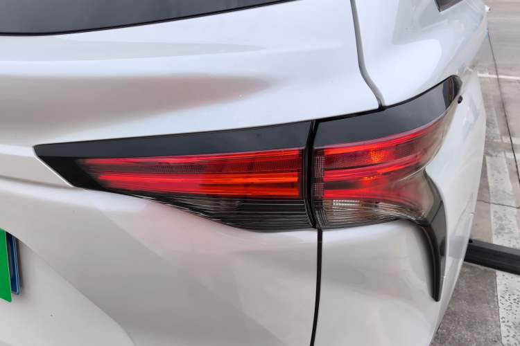 Used Toyota SIENNA 2023 2.5L Hybrid Luxury Edition Exterior 3