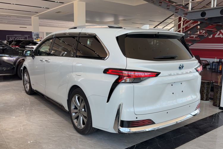 Used Toyota SIENNA 2023 2.5L Hybrid Deluxe Edition Exterior 4