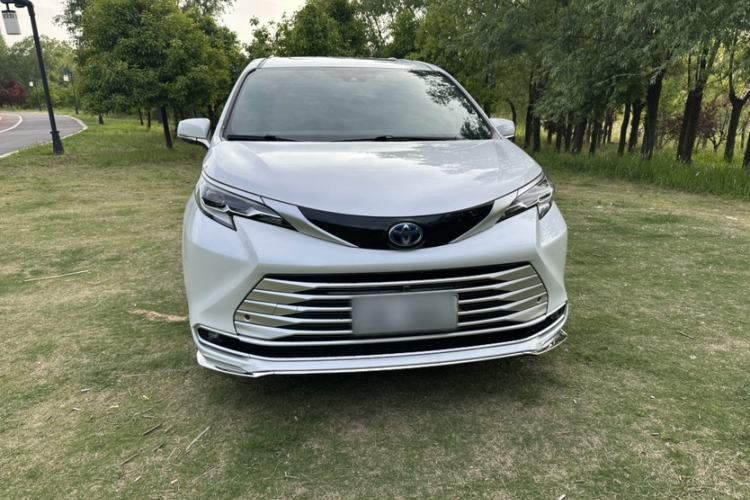 Used Toyota SIENNA 2023 2.5L Hybrid Deluxe Edition Exterior 4