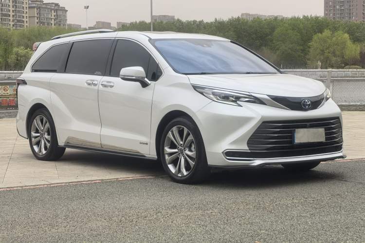 Used Toyota SIENNA 2023 2.5L Hybrid Deluxe Edition Exterior 4
