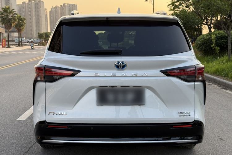Used Toyota SIENNA 2023 2.5L Hybrid Deluxe Edition Exterior 4